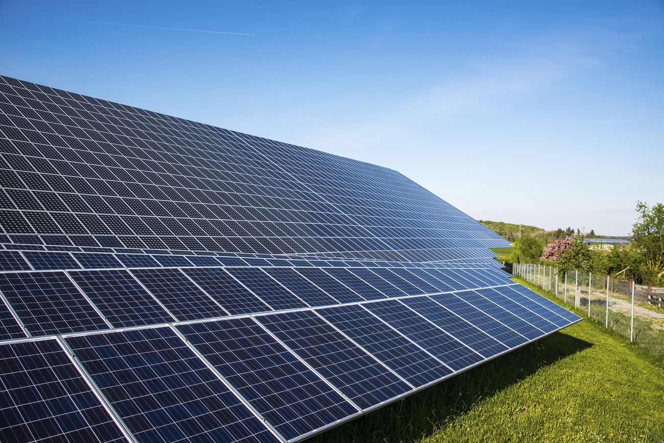 découvrez les avantages et inconvénients des panneaux solaires pour mieux évaluer leur impact sur votre consommation énergétique. informez-vous sur les bénéfices économiques, environnementaux et les défis associés à l'installation de systèmes solaires.