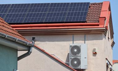 découvrez notre avis sur la climatisation solaire : des solutions écologiques et économiques pour rafraîchir votre espace tout en respectant l'environnement. informez-vous sur les avantages, les inconvénients et les performances de cette technologie innovante.