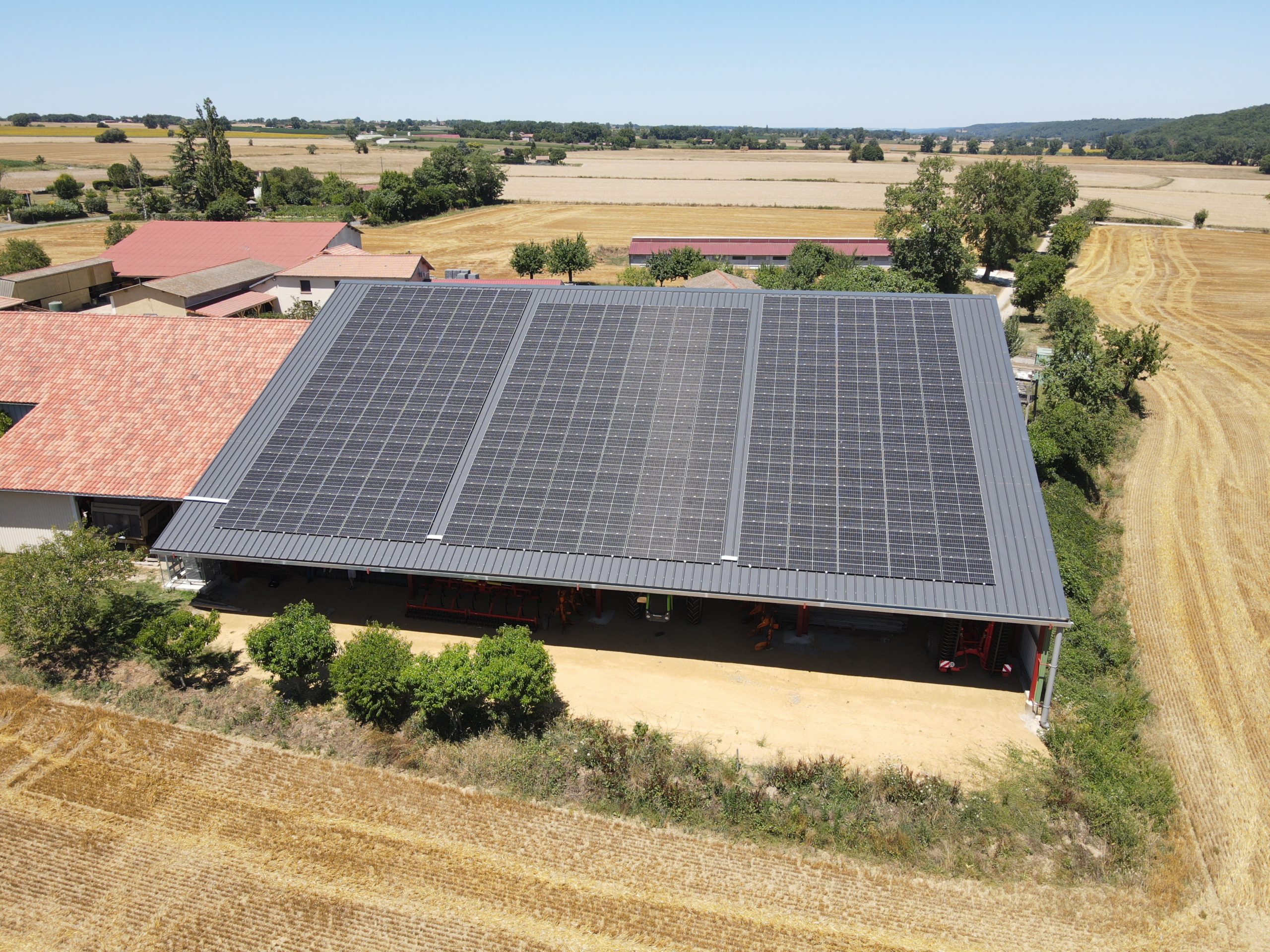 découvrez notre avis complet sur les hangars photovoltaïques : avantages, inconvénients, coût et performance. informez-vous pour faire le meilleur choix pour votre projet d'énergie renouvelable.
