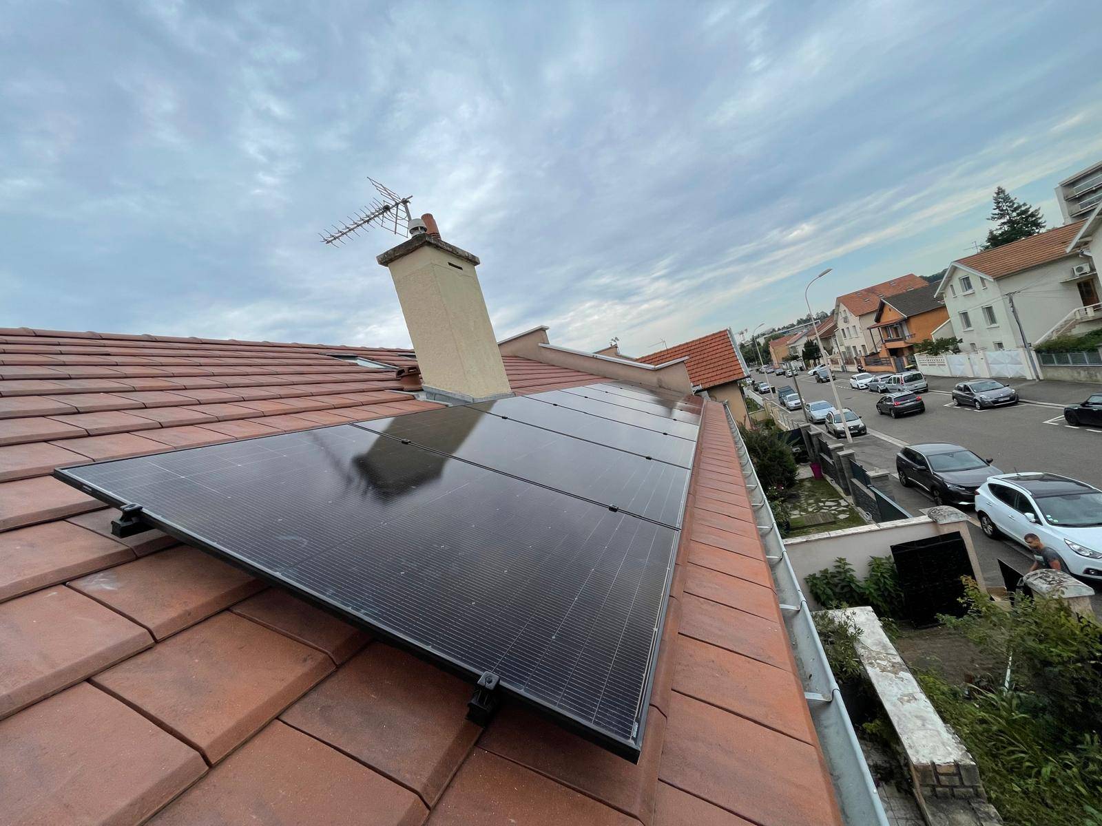 découvrez notre guide complet sur les avis concernant les panneaux photovoltaïques. explorez les témoignages d'utilisateurs, les avantages et inconvénients, ainsi que des conseils pour choisir le meilleur système solaire adapté à vos besoins.