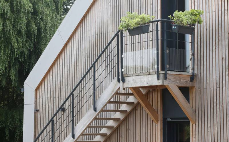 découvrez notre sélection de balustrades de balcon alliant sécurité et esthétisme. idéales pour embellir votre espace extérieur tout en garantissant une protection optimale. explorez nos designs variés et matériaux durables pour un balcon à la fois chic et sécurisé.