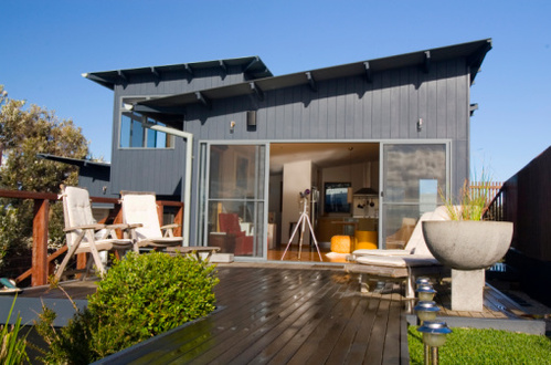 découvrez le bardage pv, une solution esthétique et durable pour revêtir vos façades. alliant performances énergétiques et design moderne, le bardage photovoltaïque assure protection tout en générant de l'électricité. idéal pour les projets écologiques et contemporains.