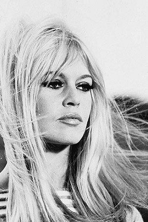 découvrez l'univers captivant de bardot, une icône du style et de la beauté française. explorez sa carrière, son influence culturelle et son héritage intemporel à travers les décennies.