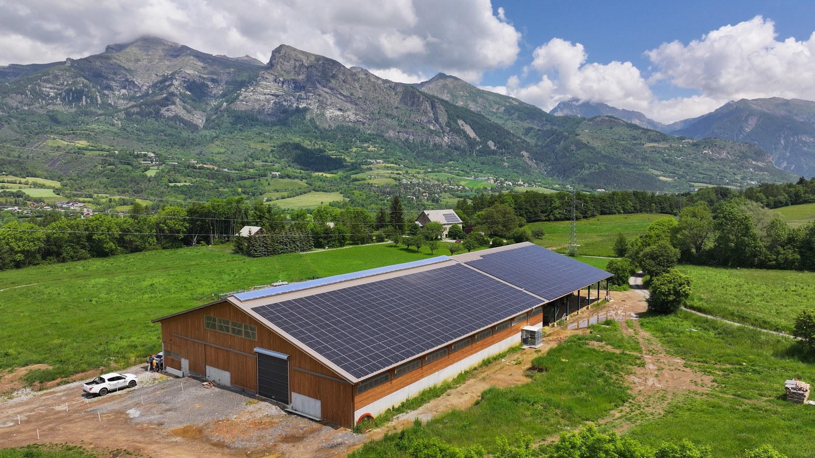 découvrez les avantages des bâtiments photovoltaïques pour une construction durable et écologique. optimisez votre consommation d'énergie tout en réduisant votre empreinte carbone grâce à des solutions innovantes intégrant des panneaux solaires.