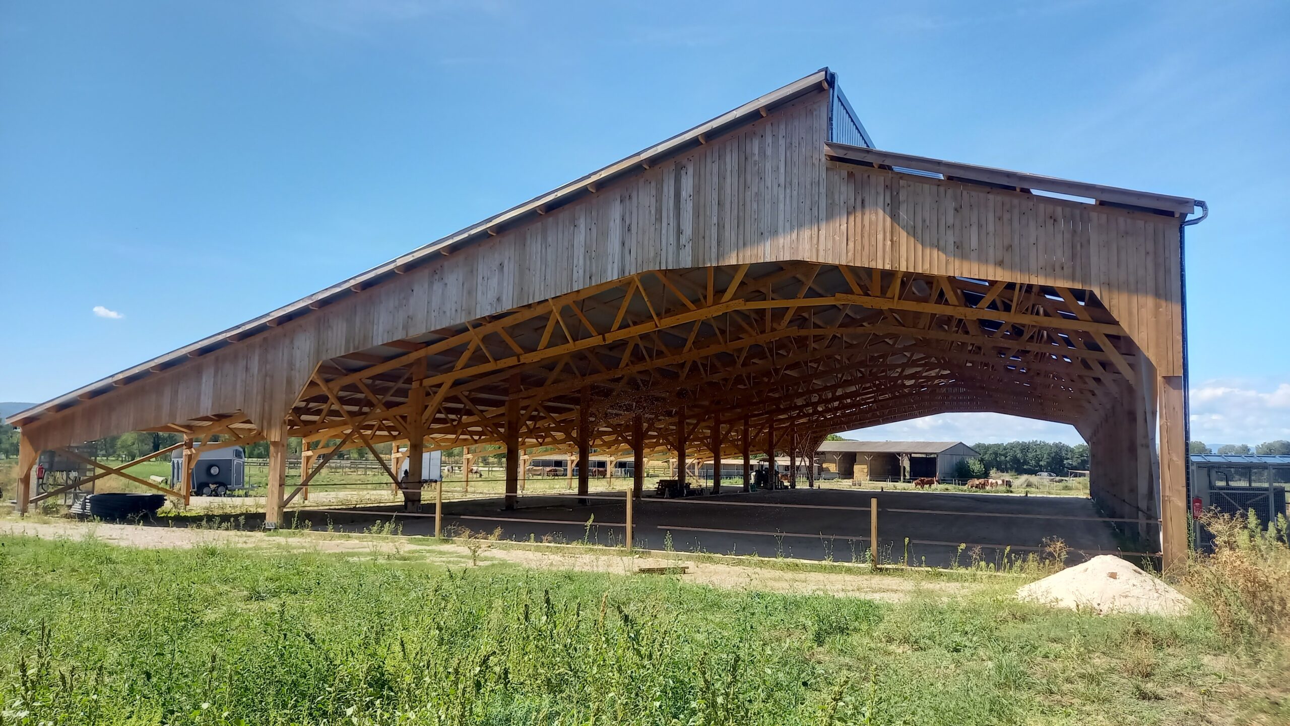 découvrez notre bâtiment photovoltaïque de 300 kwc, conçu pour optimiser la production d'énergie renouvelable. idéal pour les entreprises souhaitant réduire leur empreinte carbone et réaliser des économies sur leur facture énergétique. explorez les avantages d'une solution durable et performante pour votre activité.