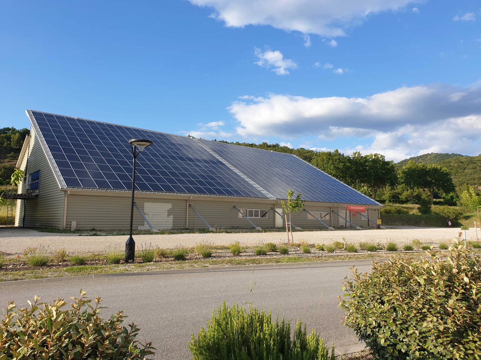 découvrez les bâtiments photovoltaïques, une solution innovante et durable pour générer de l'énergie solaire. apprenez comment ces structures sont conçues pour maximiser l'impact écologique tout en réduisant les coûts d'énergie.