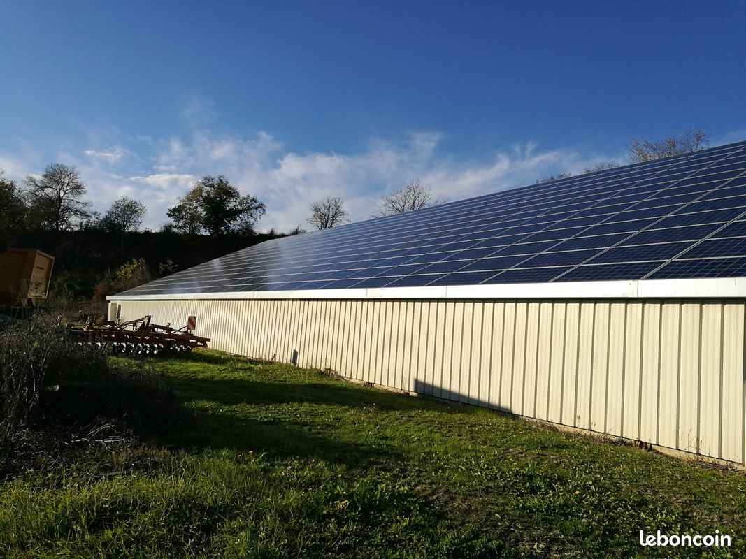 découvrez comment un bâtiment photovoltaïque économique peut réduire vos coûts énergétiques tout en préservant l'environnement. explorez les avantages de l'énergie solaire avec des solutions durables et rentables pour votre construction.