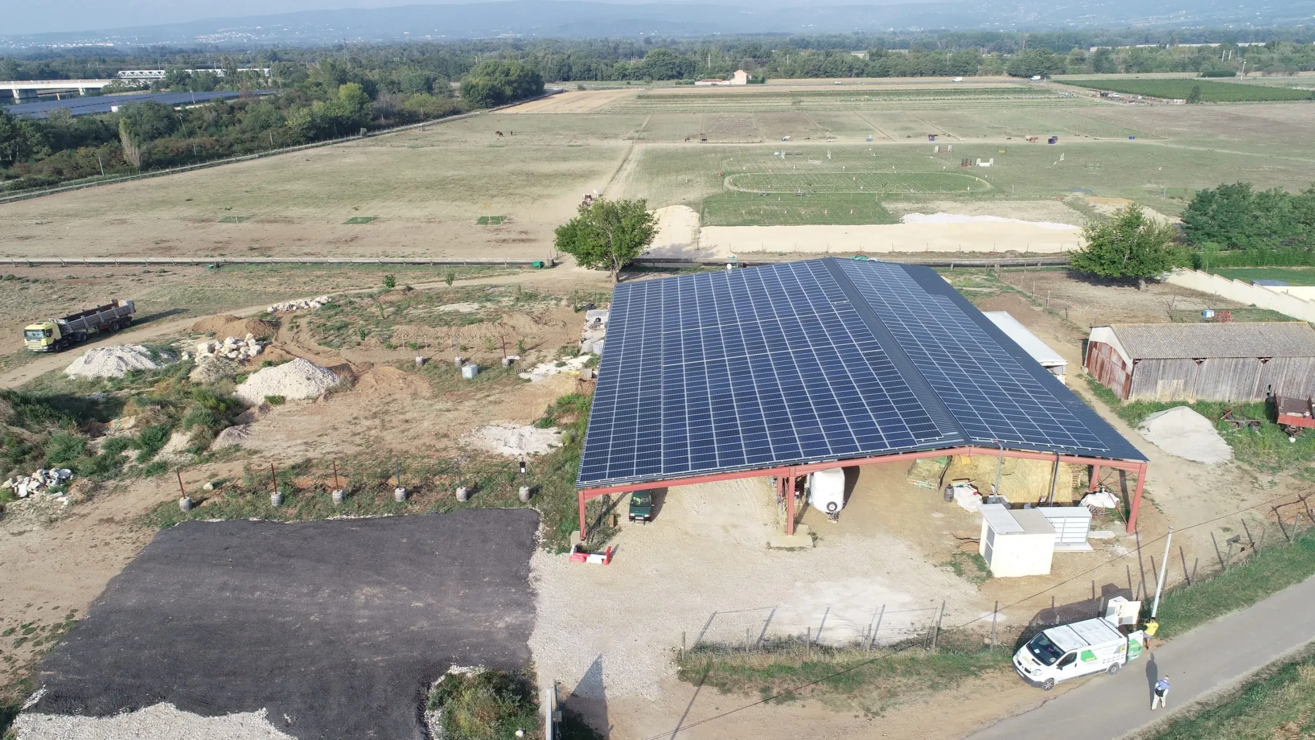 découvrez comment bénéficier d'un bâtiment photovoltaïque gratuit pour optimiser votre production d'énergie solaire. profitez des aides et subventions disponibles pour une transition écologique réussie.