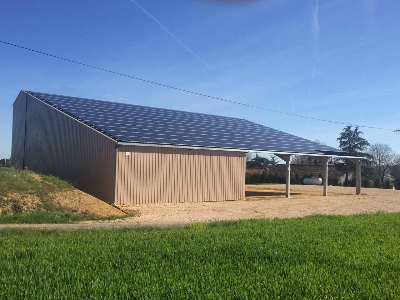 découvrez les avantages d'un bâtiment photovoltaïque gratuit : une solution durable pour produire votre propre énergie solaire sans investissement initial. transformez votre espace en une source d'énergie renouvelable et économisez sur vos factures d'électricité tout en préservant l'environnement.