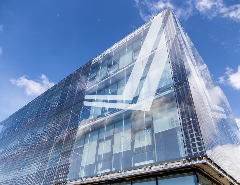 découvrez comment les bâtiments photovoltaïques (pv) allient performance énergétique et durabilité. explorez les avantages de l'intégration de panneaux solaires dans l'architecture moderne pour une gestion écologique et économique de l'énergie.