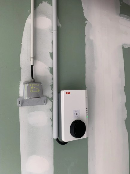 découvrez la borne abb, une solution innovante pour la charge électrique de votre véhicule. alliant performance et design, cette borne est idéale pour les particuliers et les entreprises souhaitant adopter une mobilité durable. profitez d'une recharge rapide et sécurisée avec la technologie de pointe d'abb.