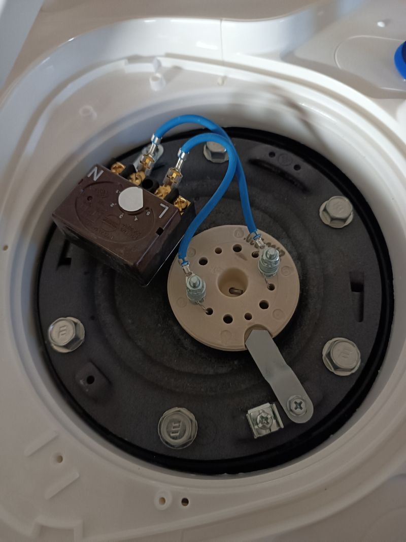 découvrez comment réaliser un branchement électrique pour votre chauffe-eau triphasé en toute sécurité et efficacité. suivez nos conseils pratiques et nos astuces pour une installation optimale et un fonctionnement à long terme.