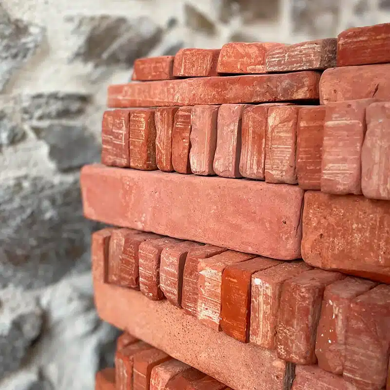 découvrez l'univers de la brique, un matériau de construction essentiel alliant durabilité et esthétisme. apprenez les différentes utilisations de la brique dans l'architecture moderne et traditionnelle, ses avantages environnementaux, ainsi que des conseils pour l'intégrer dans vos projets de rénovation ou de construction.