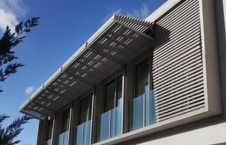 découvrez le brise-soleil photovoltaïque, une solution innovante qui combine esthétisme et efficacité énergétique. optimisez la luminosité naturelle tout en produisant de l'électricité grâce à des panneaux solaires intégrés. idéal pour les constructions modernes, ce dispositif permet de réduire la consommation d'énergie tout en protégeant votre espace des rayons du soleil.