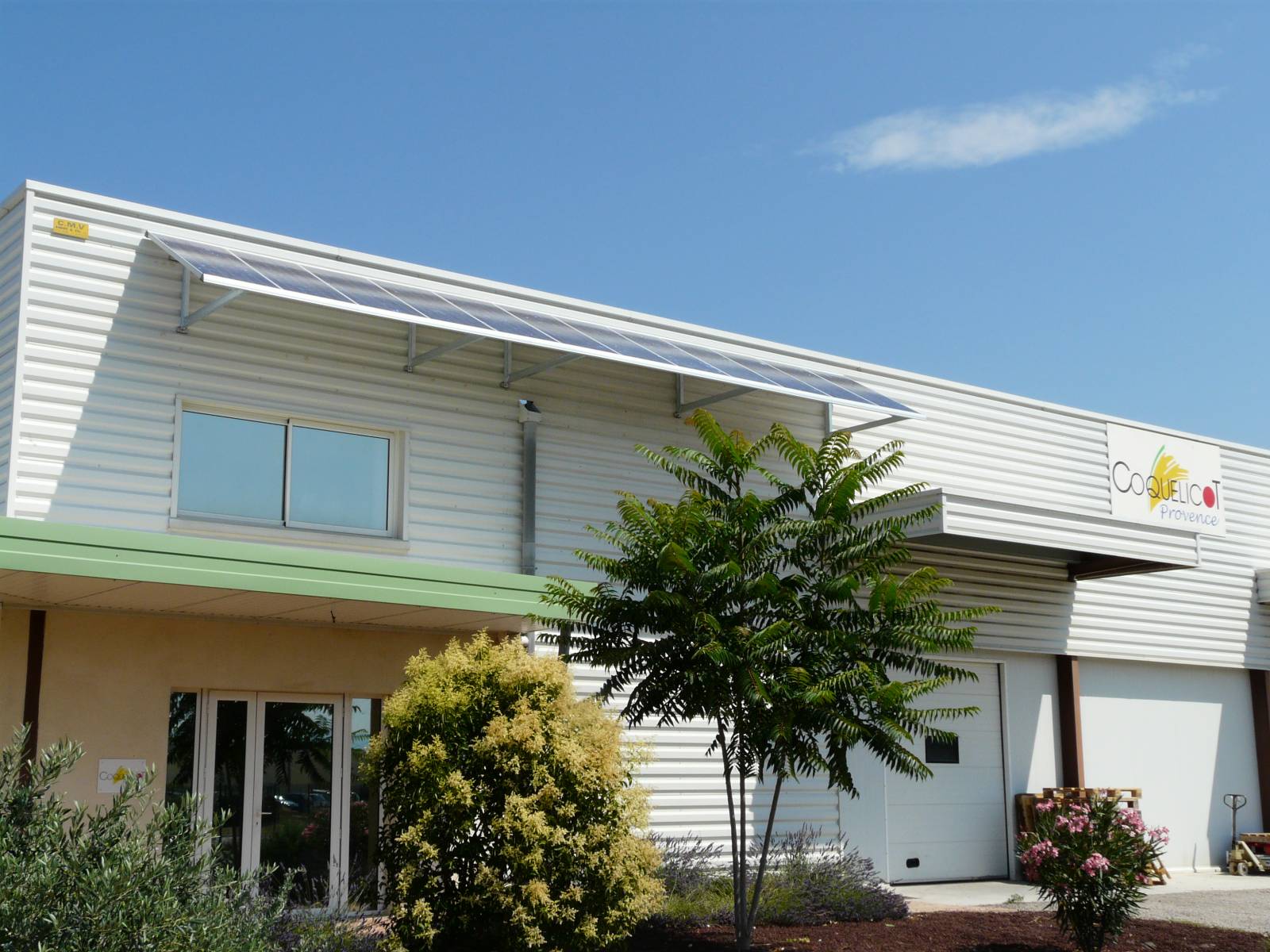 découvrez nos brise-soleil photovoltaïques : une solution alliant design moderne et performance énergétique pour optimiser l'éclairage naturel tout en produisant de l'électricité. parfait pour les bâtiments contemporains, améliorez le confort de votre espace tout en réduisant vos factures d'énergie.