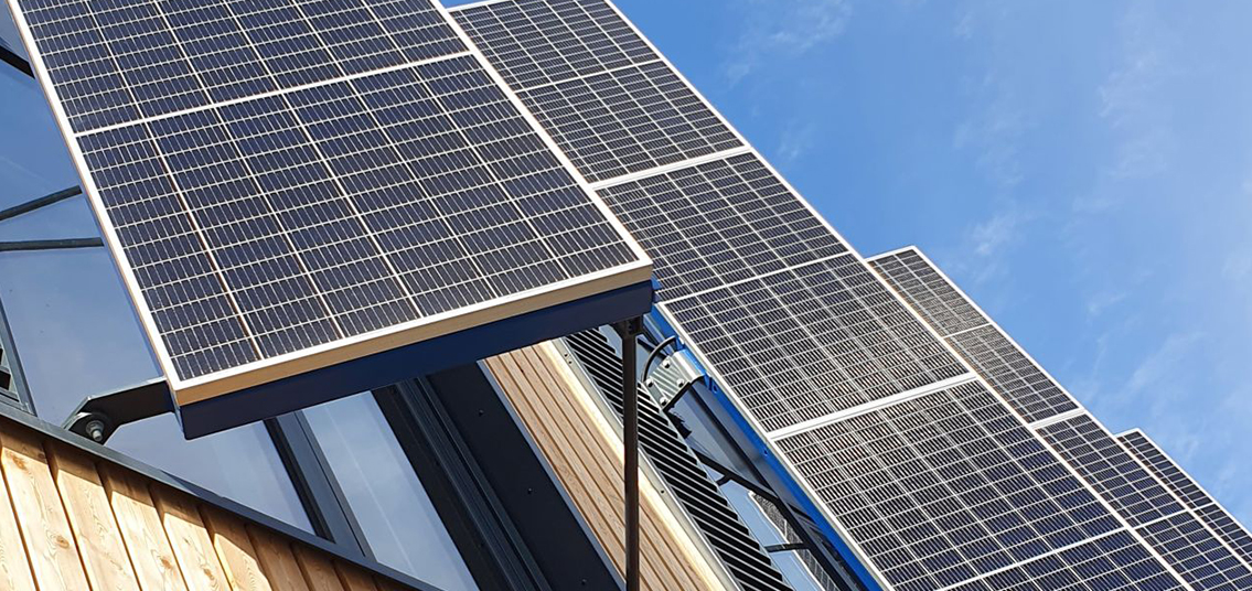 découvrez les brise-soleil photovoltaïques, une solution esthétique et efficace pour optimiser le confort de votre habitat tout en produisant de l'électricité verte. apprenez comment ces dispositifs innovants allient design et performance énergétique.