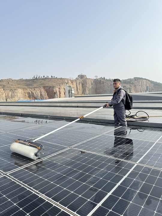 découvrez notre brosse spécialement conçue pour l'entretien des panneaux photovoltaïques. assurez un nettoyage efficace et sans rayures pour maximiser la performance de votre installation solaire. idéale pour prolonger la durée de vie de vos panneaux et optimiser leur efficacité.
