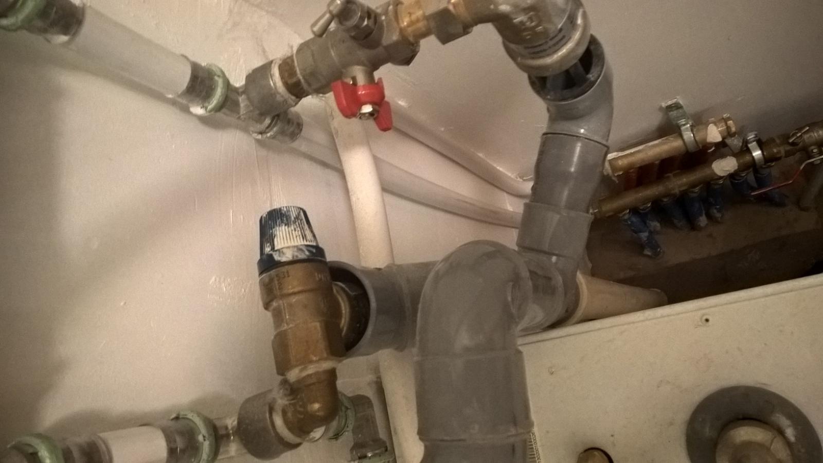 découvrez les causes et solutions des bruits de votre chauffe-eau. apprenez à identifier les différents types de bruit, qu'il s'agisse de gargouillements, de sifflements ou de cliquetis, et comment y remédier pour assurer le bon fonctionnement de votre appareil.