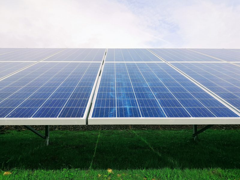 découvrez comment établir un budget optimal pour l'installation de panneaux solaires. profitez de conseils pratiques, d'estimations de coûts et d'informations sur les aides financières disponibles pour rendre votre transition vers l'énergie solaire accessible et économique.