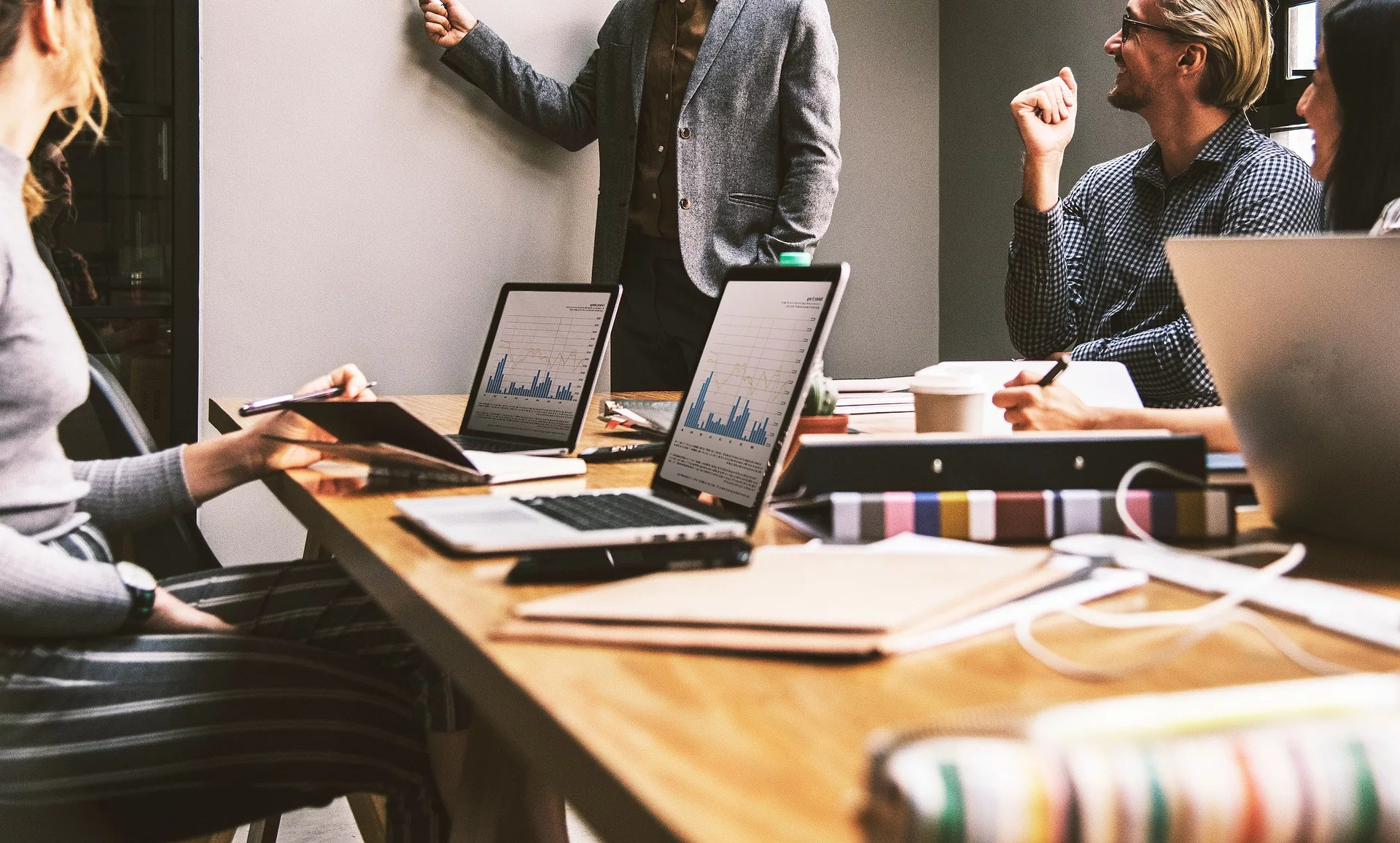 découvrez notre bureau photovoltaïque, un espace de travail éco-responsable dédié à l'innovation durable. profitez d'une ambiance inspirante tout en contribuant à la protection de l'environnement grâce à des solutions énergétiques solaires.