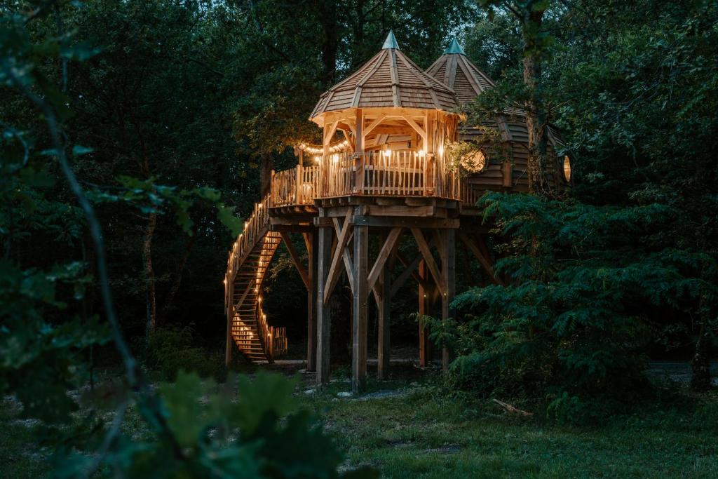 découvrez l'univers enchanteur des cabanes : des retraites douillettes nichées au cœur de la nature, offrant un refuge apaisant pour se ressourcer et se reconnecter à l'environnement. parfaites pour des escapades en famille ou entre amis, ces cabanes vous promettent une expérience inoubliable.