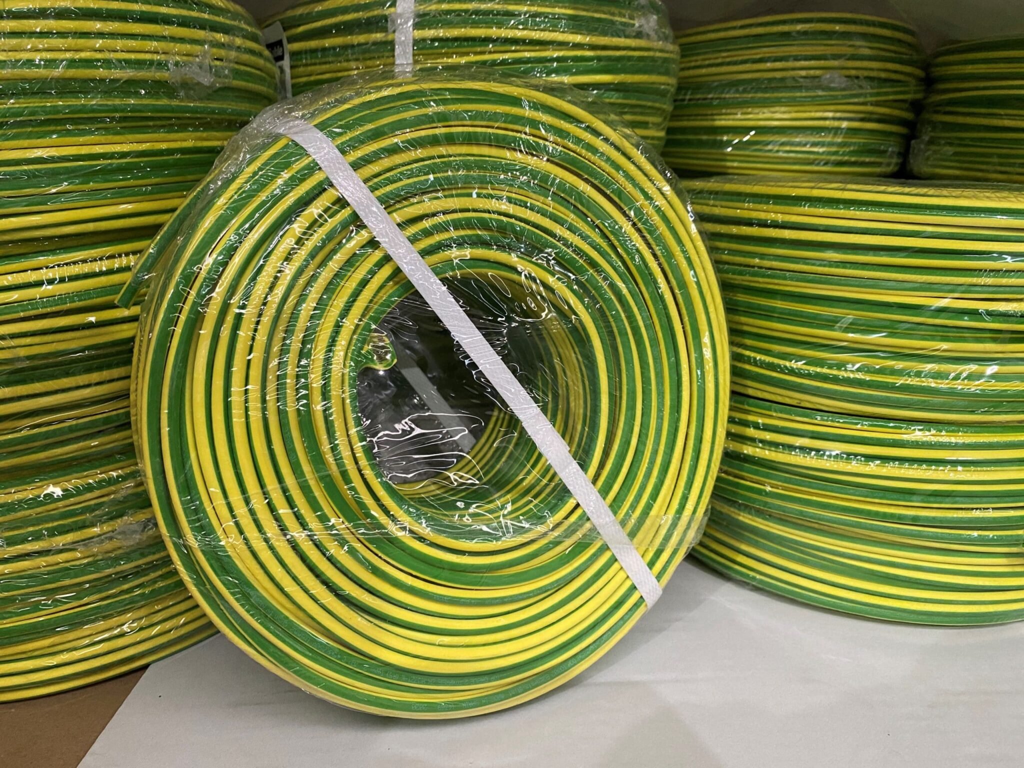 découvrez notre sélection de câbles de terre, spécialement conçus pour assurer la sécurité de vos installations électriques. offrant une protection optimale contre les surtensions et les courants de fuite, nos câbles respectent les normes en vigueur pour garantir une fiabilité maximale. idéaux pour les professionnels et les particuliers, ces câbles vous assureront une tranquillité d'esprit lors de vos projets électriques.