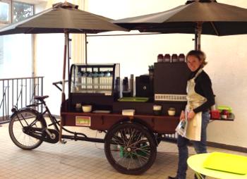 découvrez notre café triporteur, un concept unique qui mêle le plaisir du café de qualité à une expérience mobile conviviale. profitez d'une pause gourmande où que vous soyez, avec des boissons artisanales préparées sur place et une atmosphère chaleureuse et accueillante.