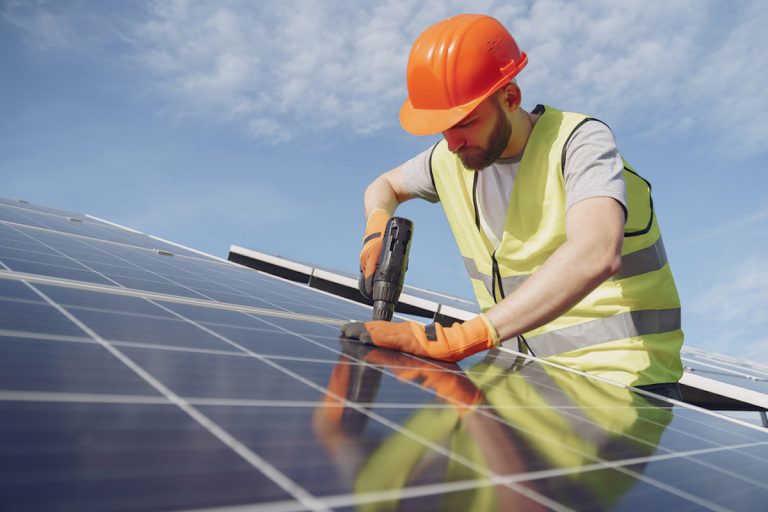 découvrez nos outils et méthodes pour le calcul photovoltaïque. optimisez la production d'énergie solaire de vos installations grâce à des analyses précises et des conseils d'experts.