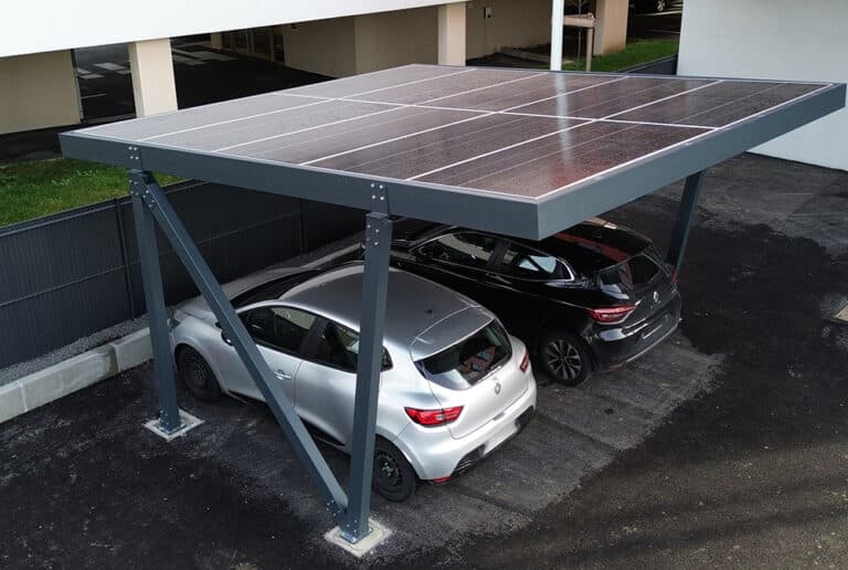 découvrez notre carport double solaire, une solution élégante et fonctionnelle pour protéger vos véhicules tout en produisant de l'énergie verte. optimisez l'espace de votre jardin ou de votre allée avec une structure moderne qui allie design, durabilité et écologie.