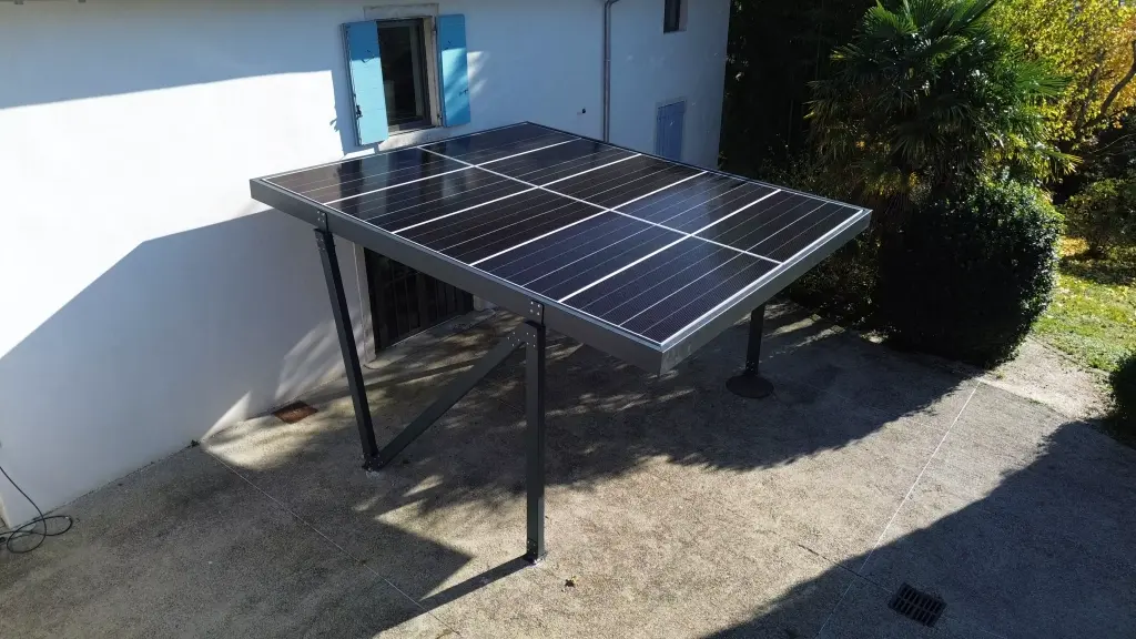 découvrez notre carport solaire à toulouse, une solution écologique et esthétique pour abriter votre véhicule tout en produisant de l'énergie renouvelable. profitez d'une installation sur mesure qui s'intègre parfaitement dans votre espace extérieur et contribue à votre autonomie énergétique.