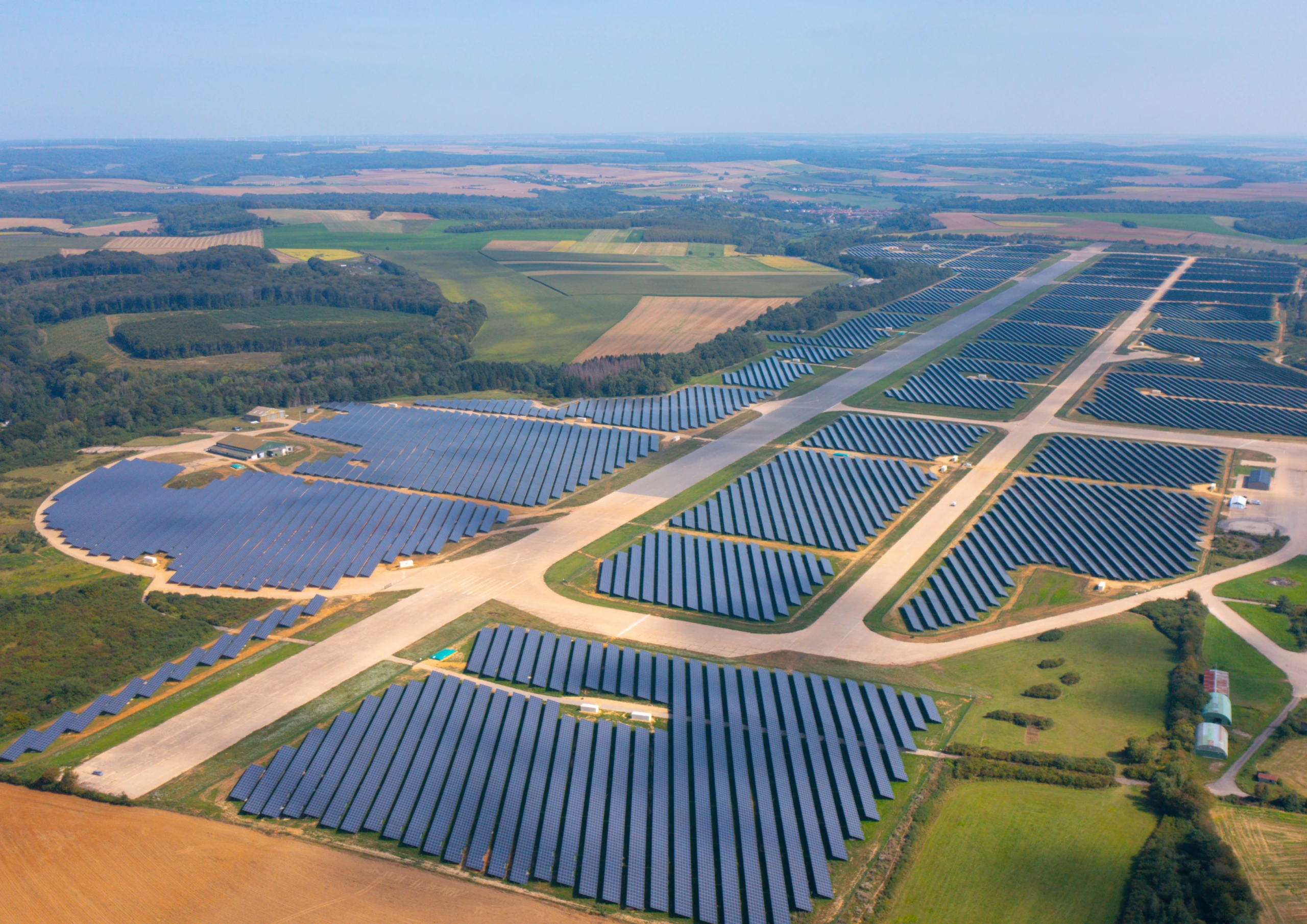 découvrez les centrales photovoltaïques, une solution innovante et durable pour produire de l'énergie solaire. apprenez comment elles fonctionnent, leurs avantages écologiques et économiques, et pourquoi elles constituent un investissement d'avenir pour les particuliers et les entreprises.
