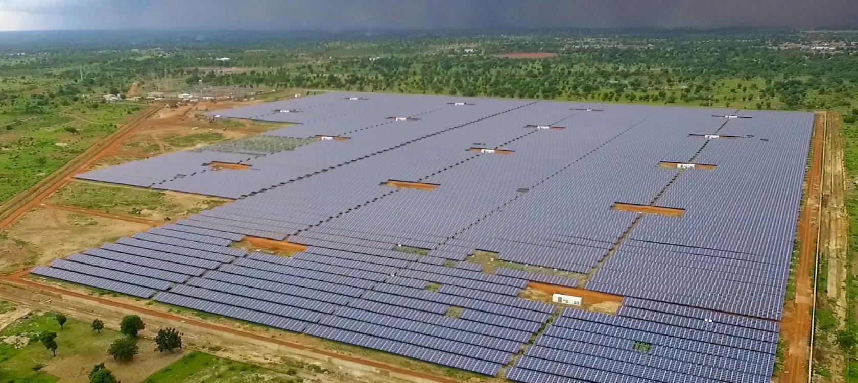 découvrez les avantages des centrales solaires, une solution durable pour produire de l'électricité renouvelable. apprenez comment elles fonctionnent, leur impact sur l'environnement et les innovations qui façonnent l'avenir de l'énergie verte.