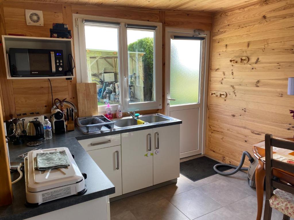 découvrez notre chalet autonome, une escapade parfaite en pleine nature. profitez d'un confort moderne tout en étant respectueux de l'environnement. idéal pour les amoureux de la tranquillité et de l'aventure en pleine forêt.