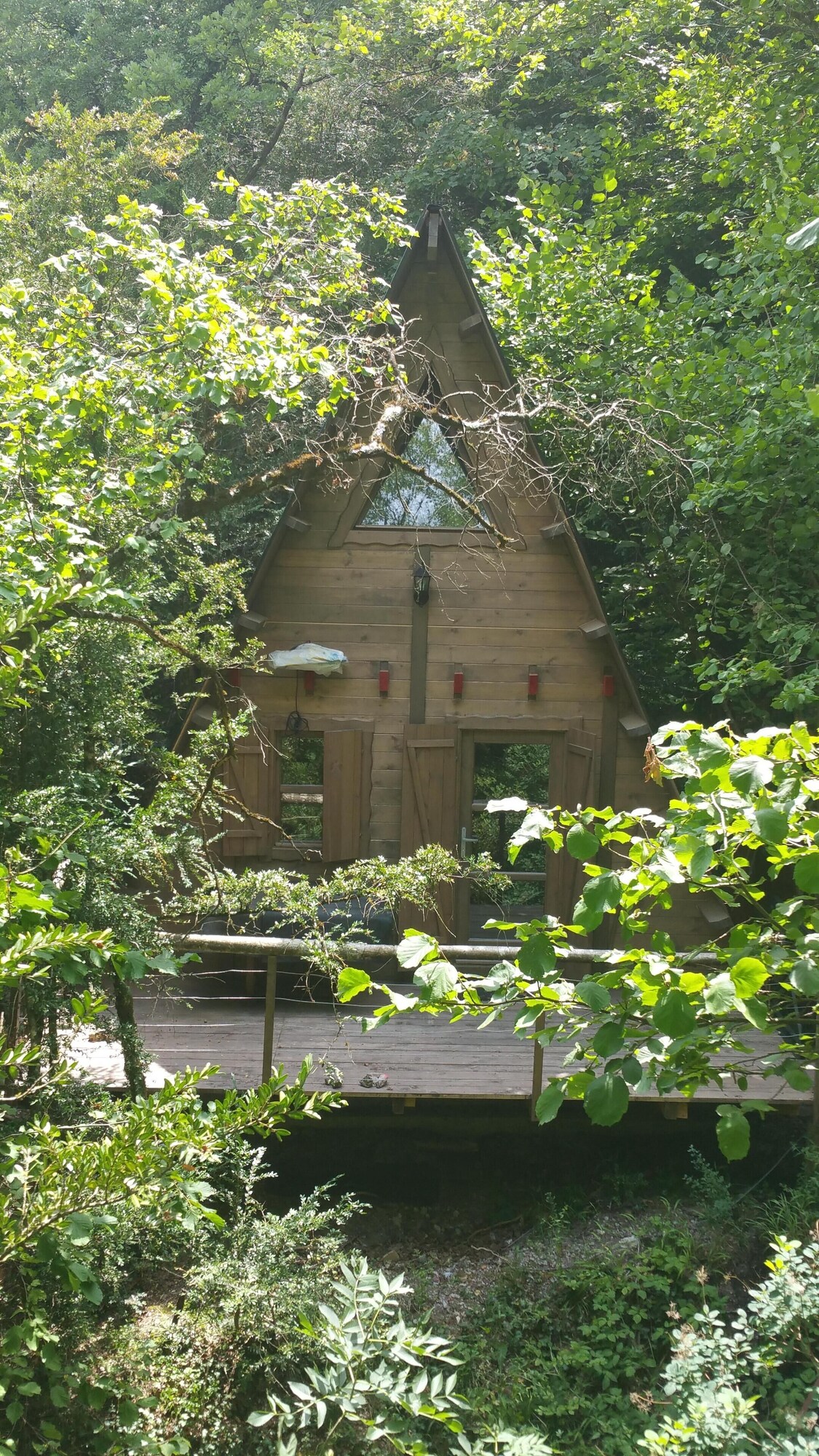 découvrez notre chalet écolo, un havre de paix respectueux de l'environnement. profitez d'un séjour en pleine nature, alliant confort moderne et énergies renouvelables. évadez-vous dans un cadre verdoyant tout en préservant la planète.