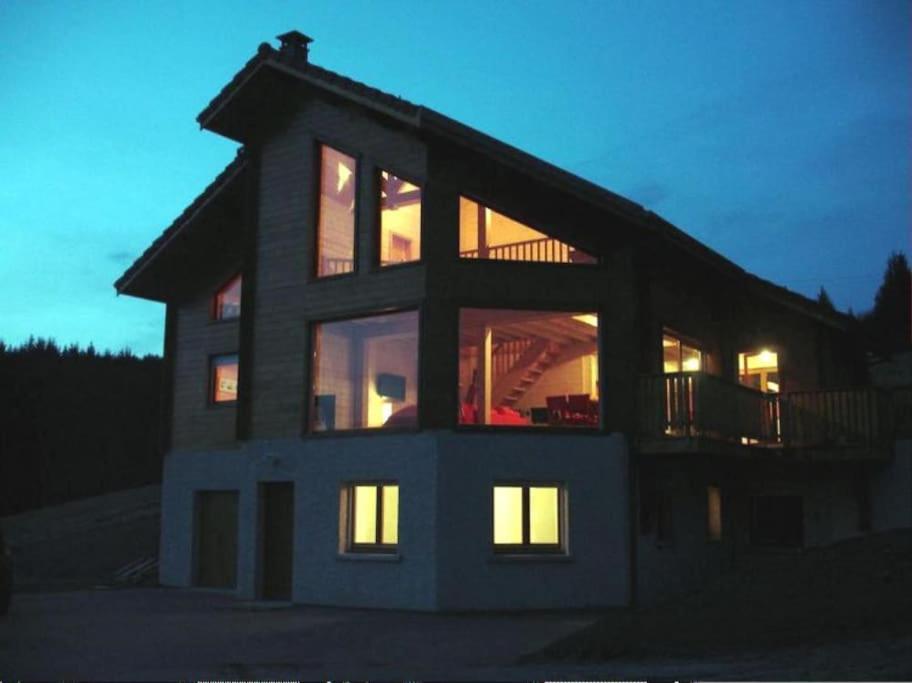 découvrez notre chalet écolo, un refuge moderne et durable au cœur de la nature. profitez d'un séjour relaxant alliant confort, respect de l'environnement et activités en plein air. évadez-vous dans un cadre paisible tout en préservant la planète.