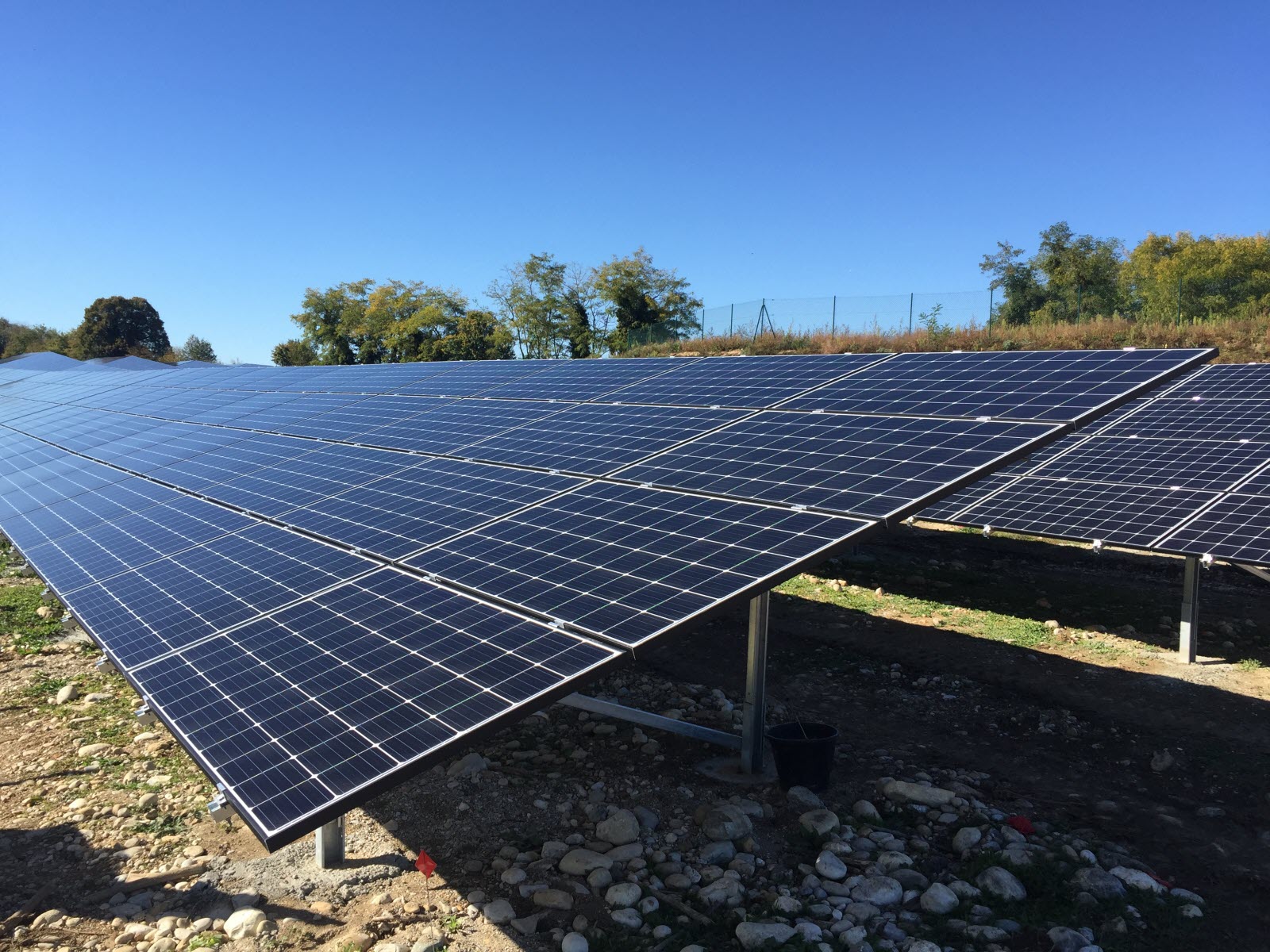 découvrez les avantages d'un champ photovoltaïque, une solution énergétique durable qui transforme la lumière du soleil en électricité. investissez dans l'énergie renouvelable et participez à la transition écologique tout en réduisant vos factures d'électricité.