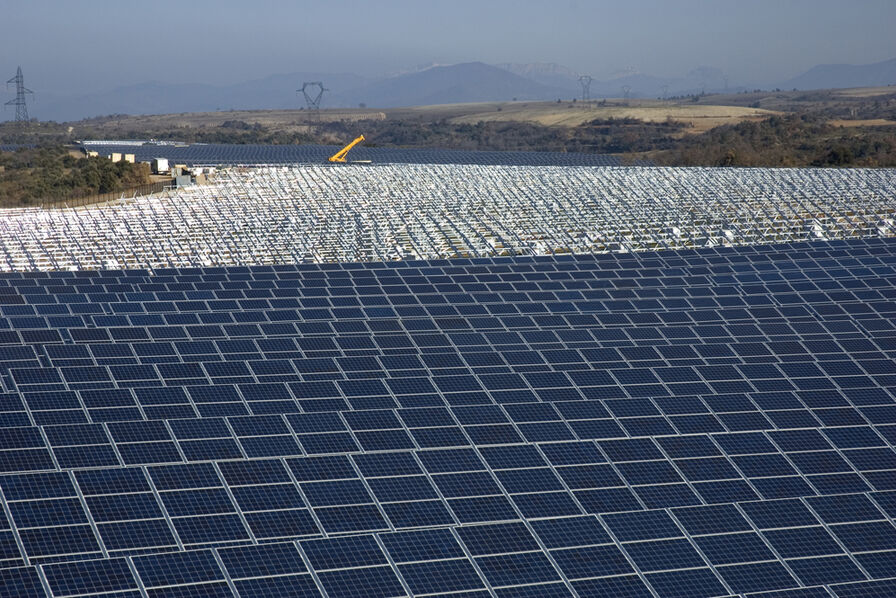 découvrez les avantages d'un champ photovoltaïque : une source d'énergie renouvelable, durable et économiquement avantageuse. apprenez comment les panneaux solaires transforment la lumière du soleil en électricité, contribuant à un avenir plus vert et à la réduction des émissions de carbone.