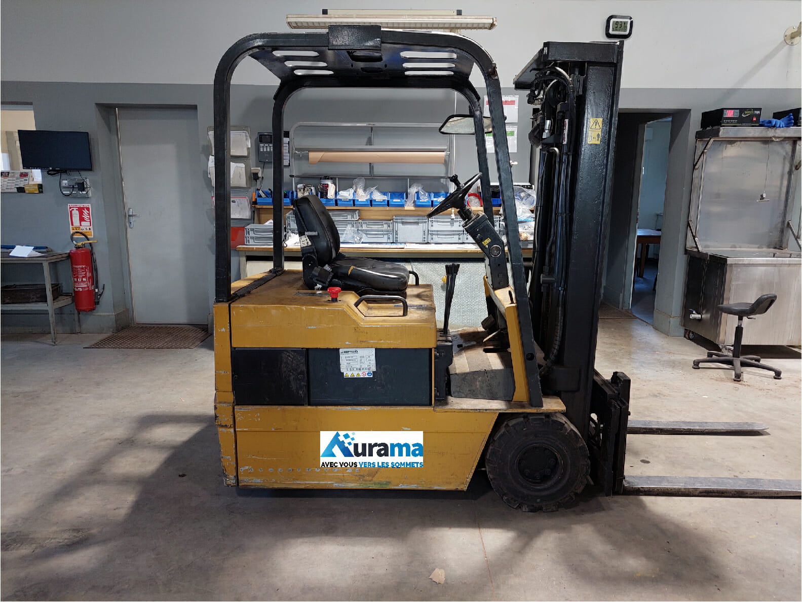 découvrez notre sélection de chariots élévateurs d'occasion, alliant performance et économies. idéaux pour optimiser votre logistique, ces équipements fiables et robustes vous garantissent un excellent rapport qualité-prix. ne manquez pas l'opportunité d'accéder à des machines en excellent état pour votre entreprise.