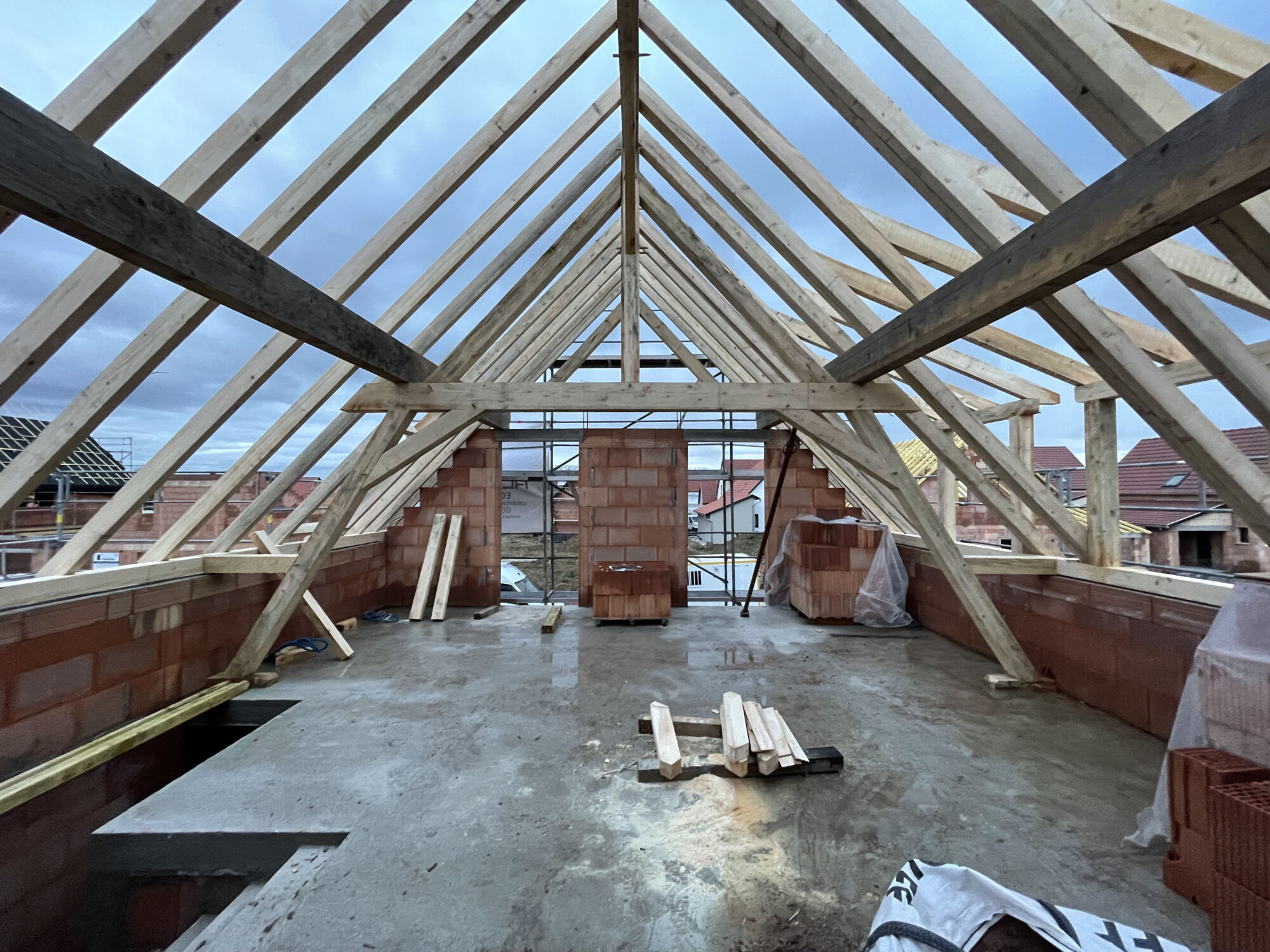 découvrez l'importance de la charpente dans la construction de votre maison. apprenez les différents types de charpentes, leurs avantages et comment elles garantissent la solidité et la durabilité de votre habitation.