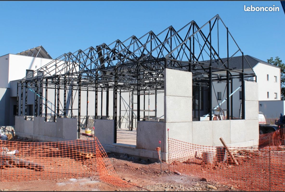 découvrez la charpente métallique phenix, une solution innovante et durable pour vos projets de construction. alliant résistance et esthétique, nos structures s'adaptent à tous vos besoins, garantissant une excellente qualité et un montage rapide. optez pour la robustesse et la modernité avec phenix.