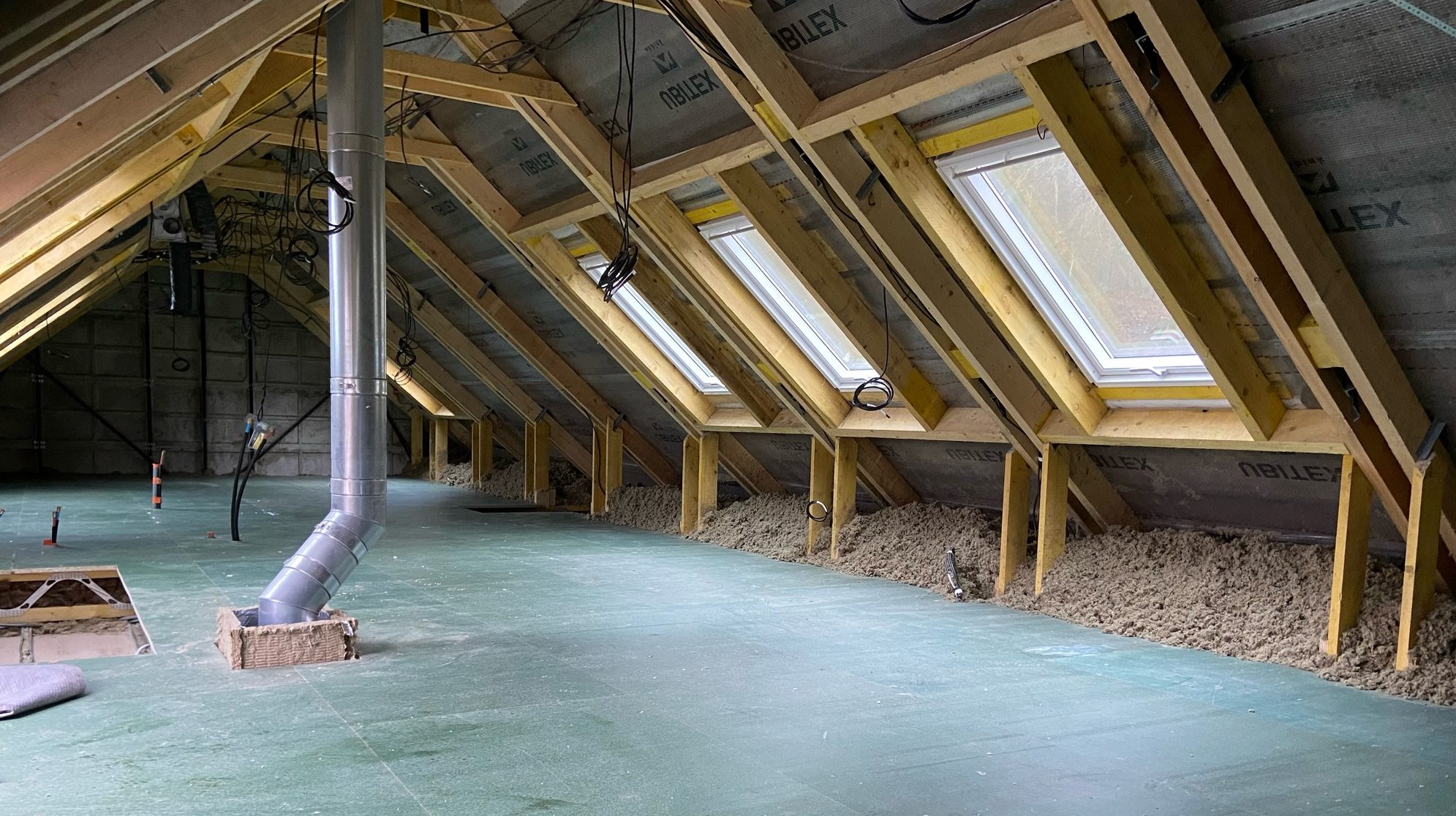 découvrez l'expertise de charpente phenix, spécialisée dans la conception et la réalisation de charpentes sur mesure. notre équipe de professionnels met son savoir-faire au service de vos projets de construction, alliant esthétique et solidité. contactez-nous pour transformer vos idées en réalité!