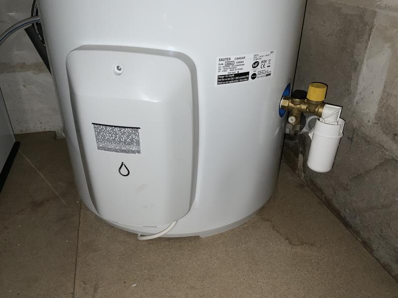 découvrez le chauffe-eau sauter de 300 litres, une solution idéale pour un confort optimal et une grande capacité de stockage d'eau chaude. parfait pour les foyers familiaux, ce chauffe-eau allie performance, économies d'énergie et fiabilité. profitez d'une eau chaude à portée de main à tout moment !