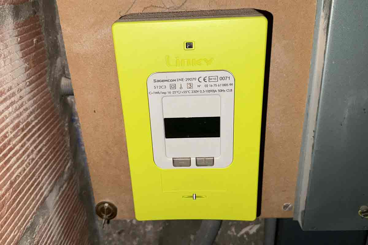 découvrez tout sur le clignotement des compteurs linky : causes, significations et solutions pour mieux comprendre et gérer votre consommation d'énergie.