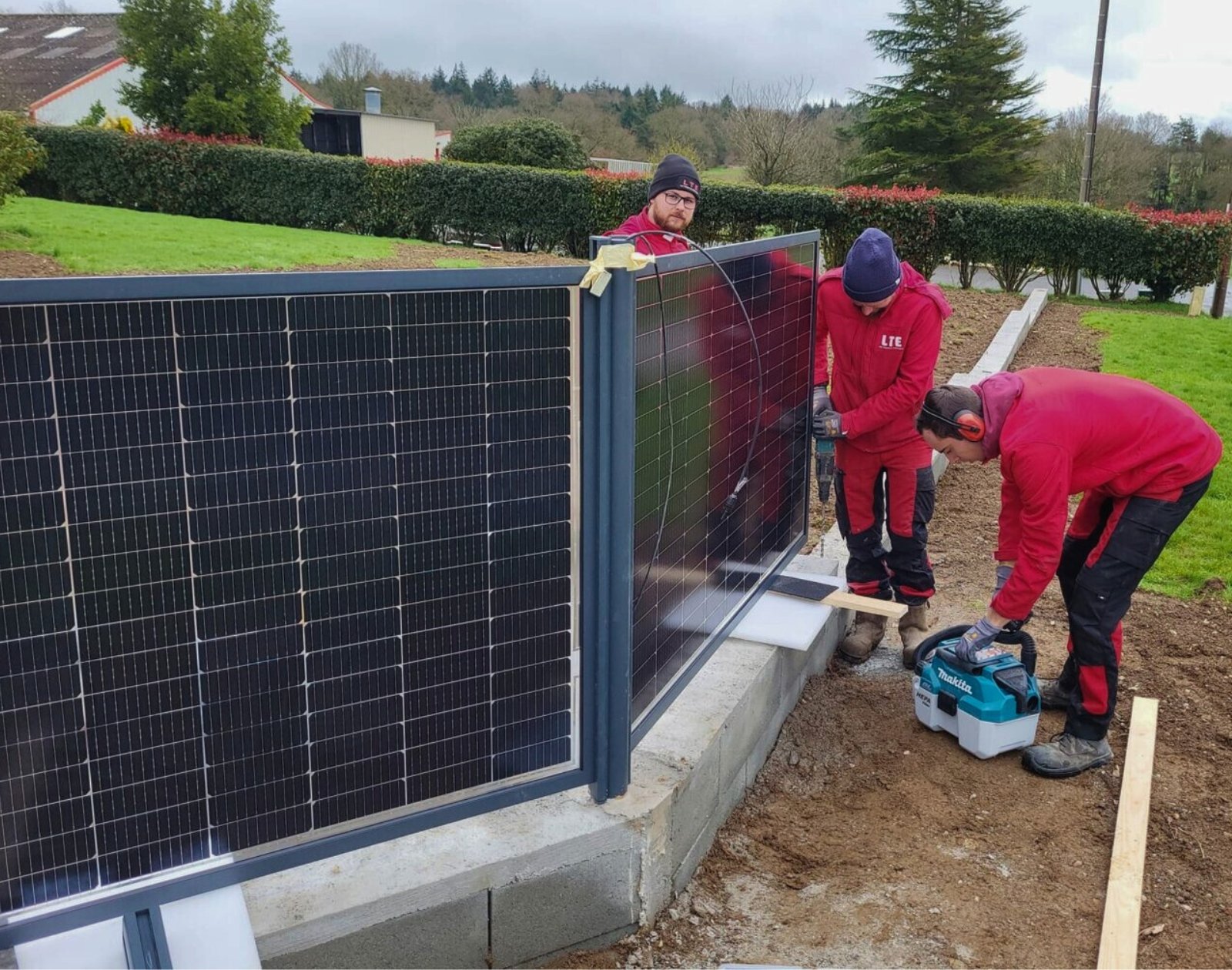 découvrez nos clôtures solaires innovantes qui allient esthétique et fonctionnalité. écologiques et économiques, elles offrent une sécurité optimale tout en valorisant votre espace extérieur grâce à leur éclairage solaire intégré. parfaites pour délimiter votre jardin avec style !