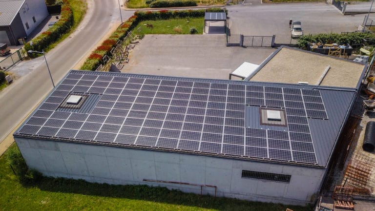 découvrez comment déclarer vos revenus issus de la production d'énergie photovoltaïque. suivez nos conseils pratiques pour optimiser votre déclaration fiscale et respecter les obligations réglementaires tout en maximisant vos avantages fiscaux.