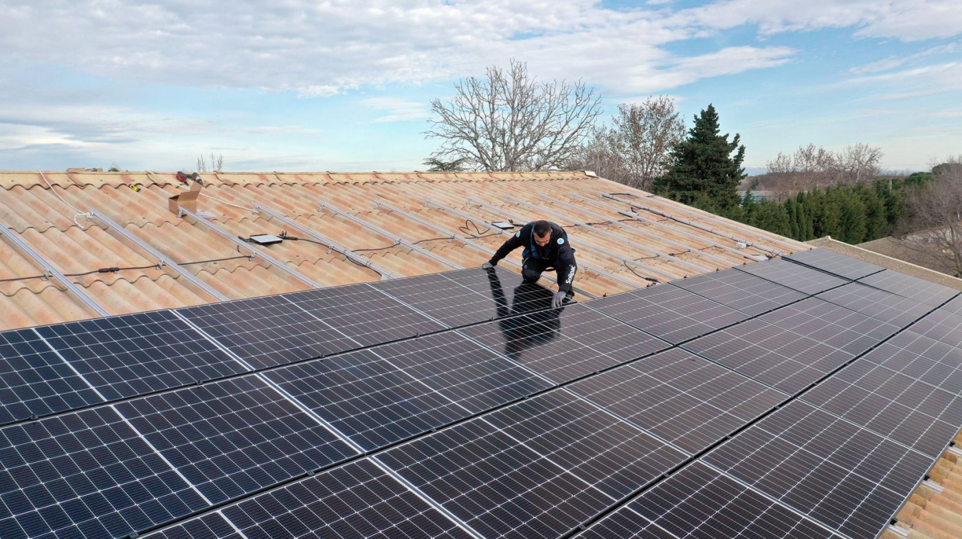 découvrez comment installer des panneaux solaires chez vous pour réduire votre facture d'électricité et contribuer à la protection de l'environnement. suivez notre guide étape par étape et profitez d'une énergie renouvelable durable.