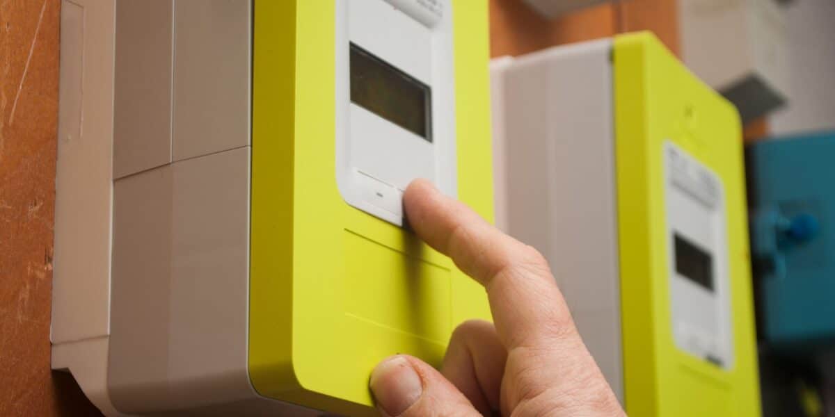 découvrez les raisons pour lesquelles votre compteur linky clignote en orange. cette lumière peut indiquer des anomalies de consommation ou un problème sur le réseau. apprenez à interpréter ce signal et à prendre les mesures nécessaires pour assurer le bon fonctionnement de votre installation électrique.