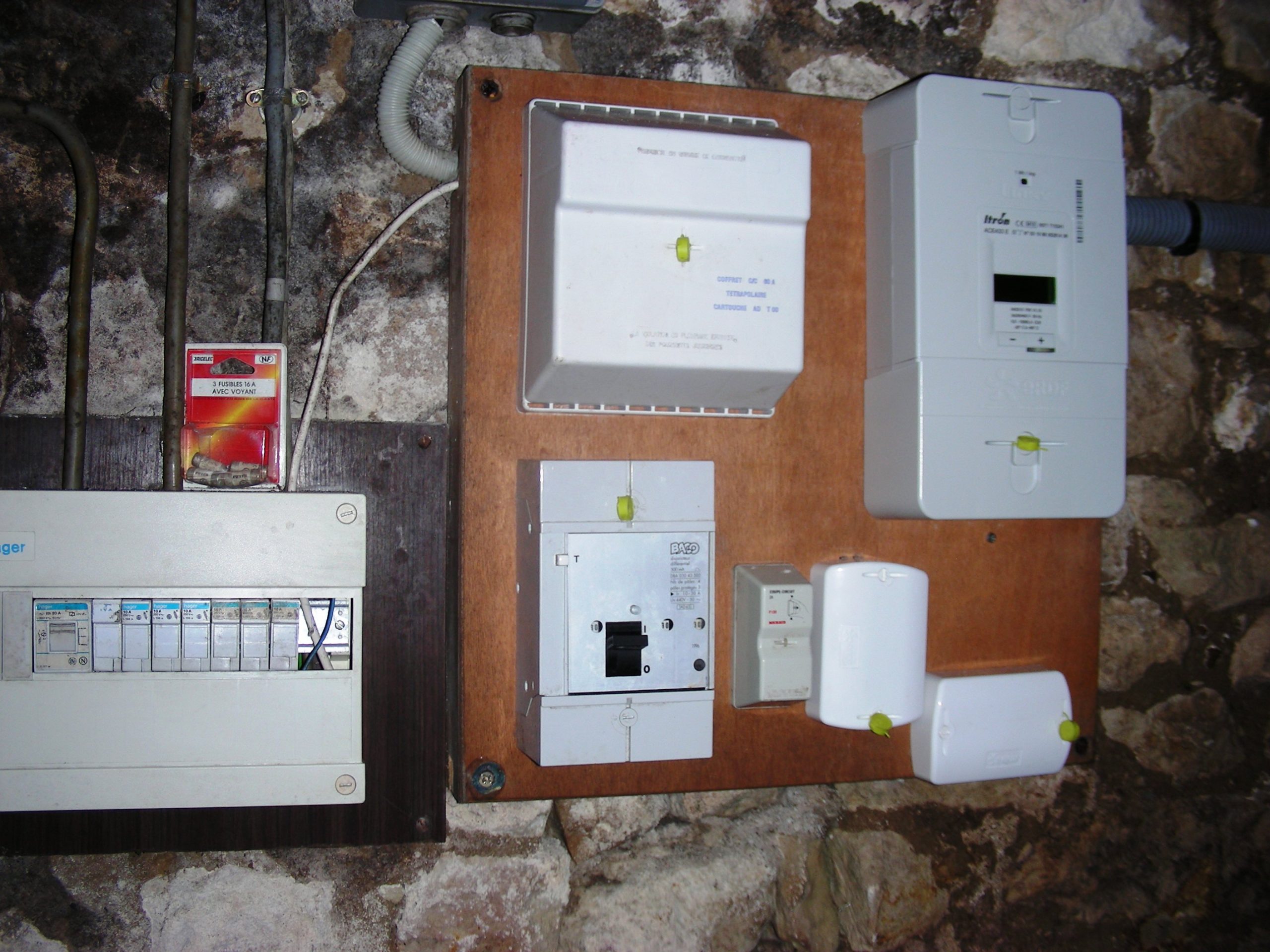 découvrez pourquoi votre compteur linky triphasé disjoncte et comment résoudre ce problème rapidement. obtenez des conseils pratiques pour éviter les coupures d'électricité et assurer un fonctionnement optimal de votre installation électrique.