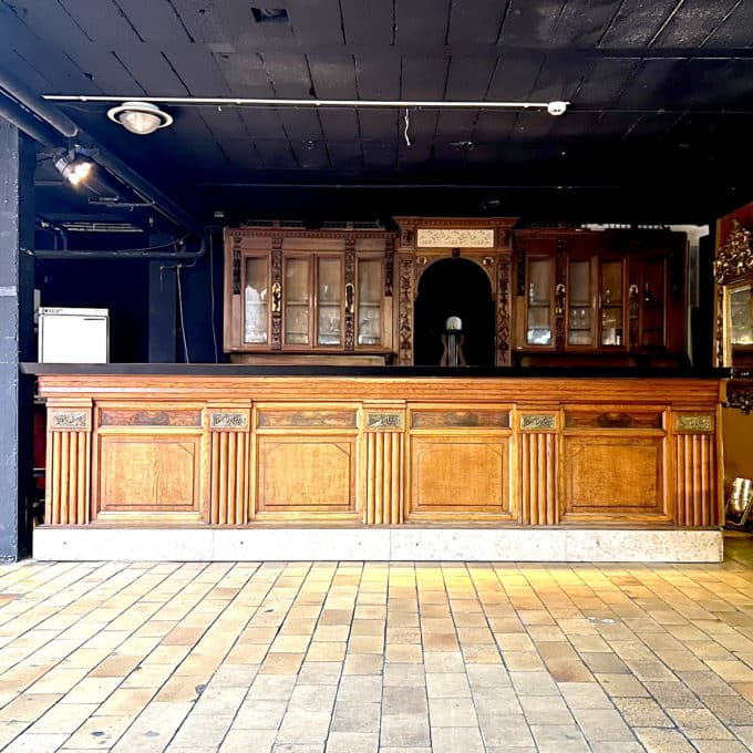 découvrez notre comptoir, un espace convivial où se mêlent gastronomie et produits locaux. profitez d'une expérience unique avec des saveurs authentiques et un service de qualité.