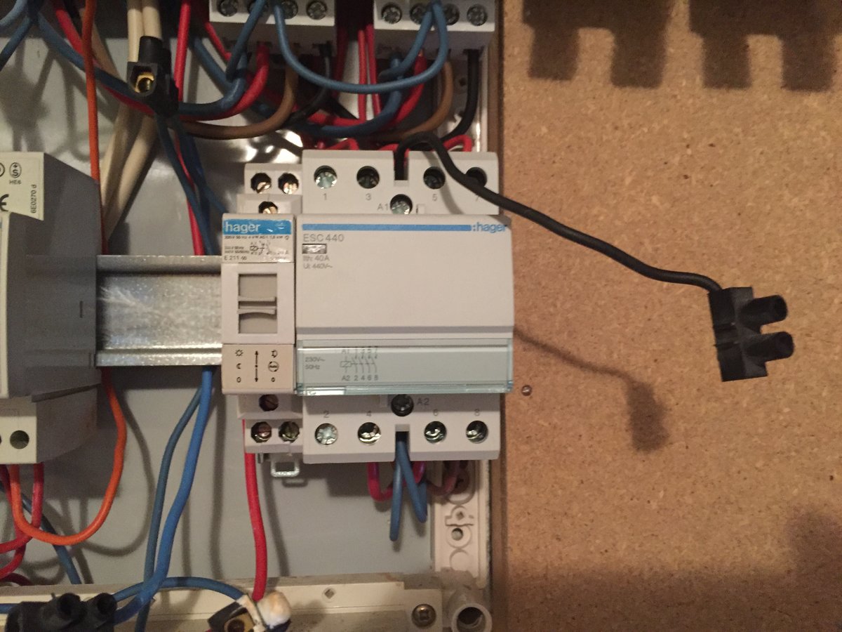 découvrez le contacteur ejp, un dispositif essentiel pour gérer efficacement votre consommation d'électricité en heures pleines et heures creuses. idéal pour optimiser vos factures et profiter des avantages du tarif ejp.